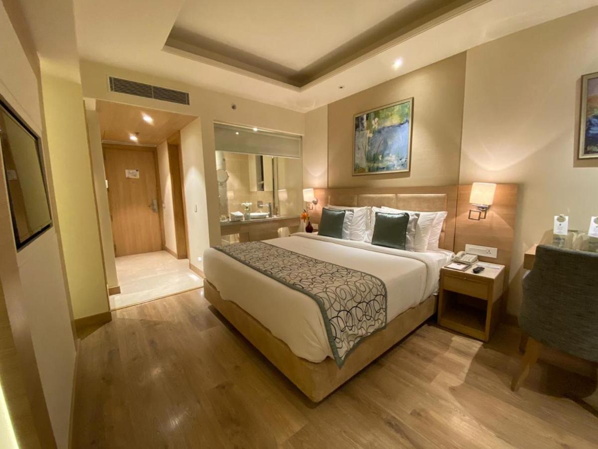 Golden Sarovar Portico Amritsar Exterior photo